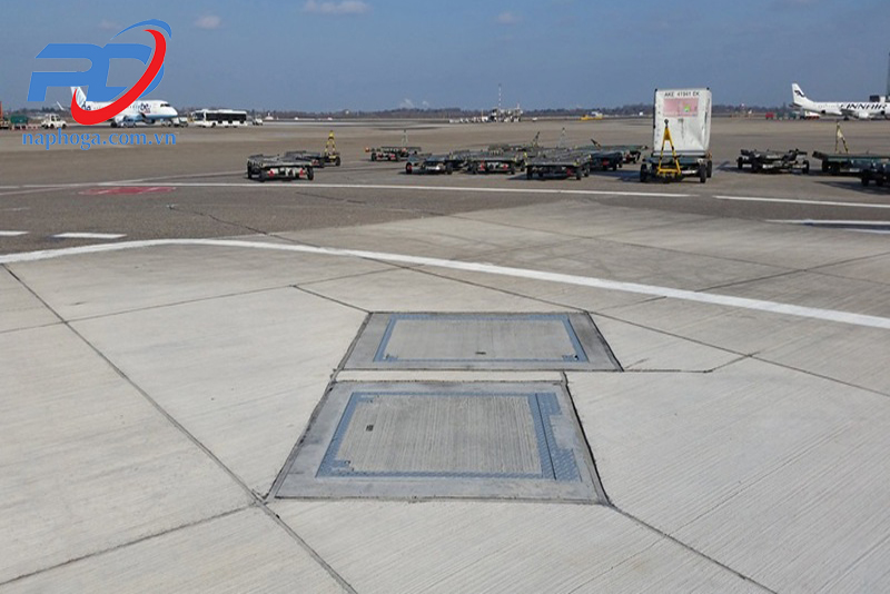 Lắp đặt nắp hố ga tại s&acirc;n bay đ&uacute;ng kỹ thuật