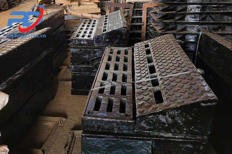 Chọn lưới chắn r&aacute;c bằng gang hay bằng inox?