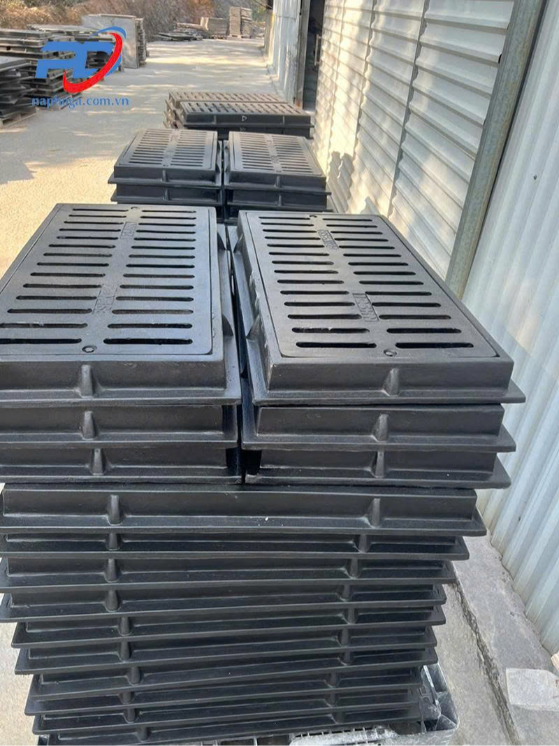 Thay mới song chắn r&aacute;c trước m&ugrave;a mưa b&atilde;o