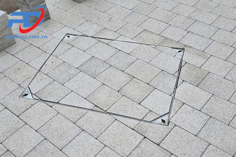 Khung nắp là phần cố định, được lắp đặt trực tiếp vào miệng hố ga