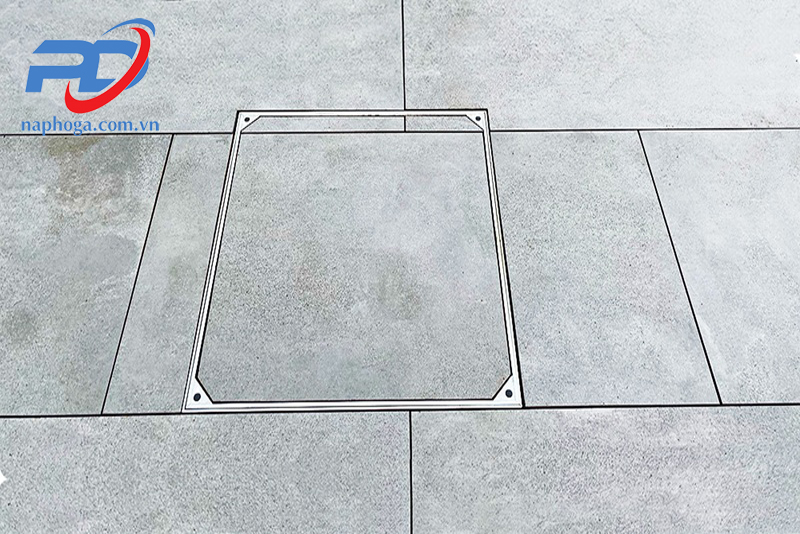 Nắp hố ga âm thường được thiết kế phẳng, đồng mức với mặt đường hoặc vỉa hè
