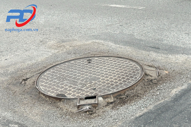 Nắp hố ga cao hơn mặt đường là hiện tượng nắp hố ga không nằm cùng mặt phẳng với bề mặt đường
