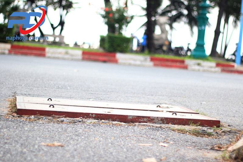 Nắp hố ga cao hơn mặt đường là mối đe dọa lớn 