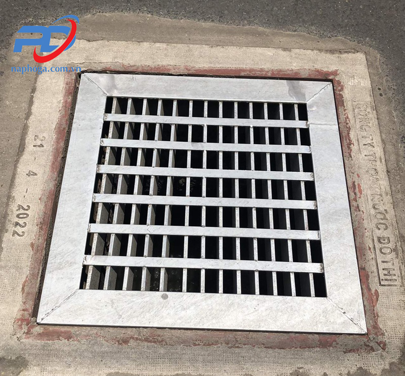 Thép cũng được xem là một vật liệu tốt để làm nắp hố ga chịu lực